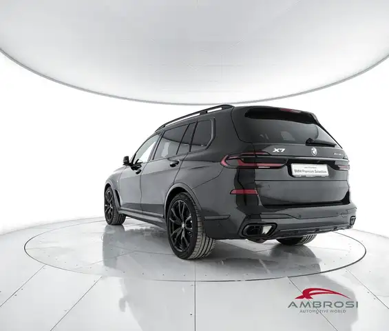 BMW X7 view 4