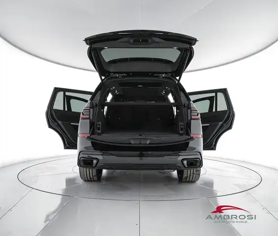 BMW X7 view 7