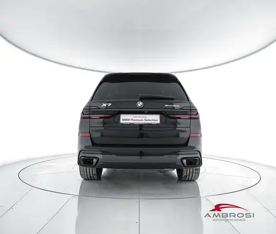 BMW X7 view 6