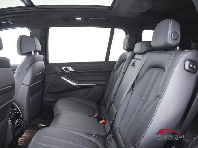 BMW X7 view 10