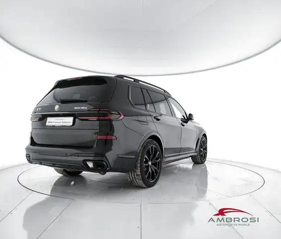 BMW X7 view 3