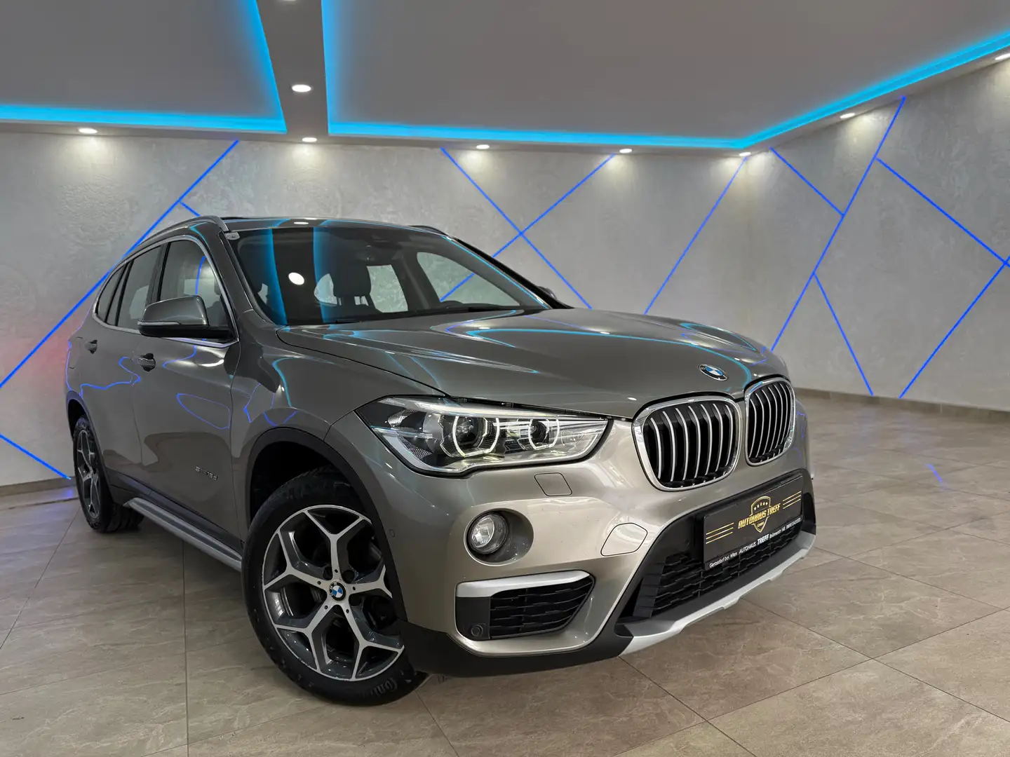 BMW X1 sDrive16d xLine*PANO*HEAD-UP*KAMERA*1.BESITZ* Grijs - 2