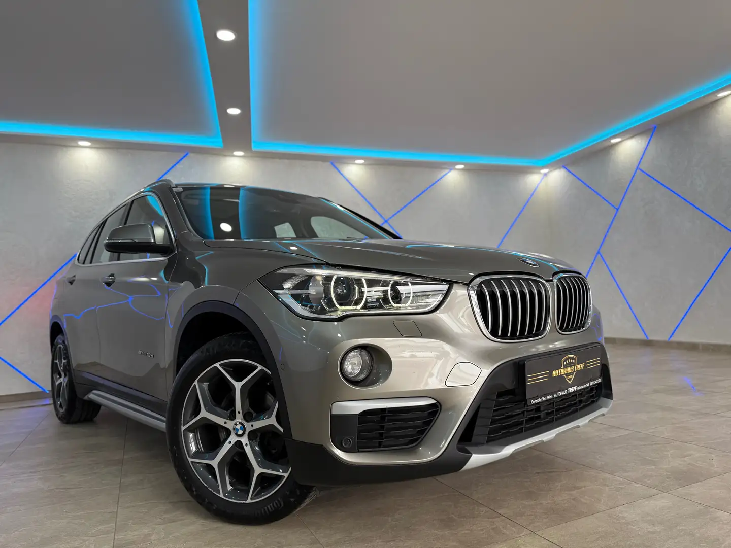 BMW X1 sDrive16d xLine*PANO*HEAD-UP*KAMERA*1.BESITZ* Grijs - 1