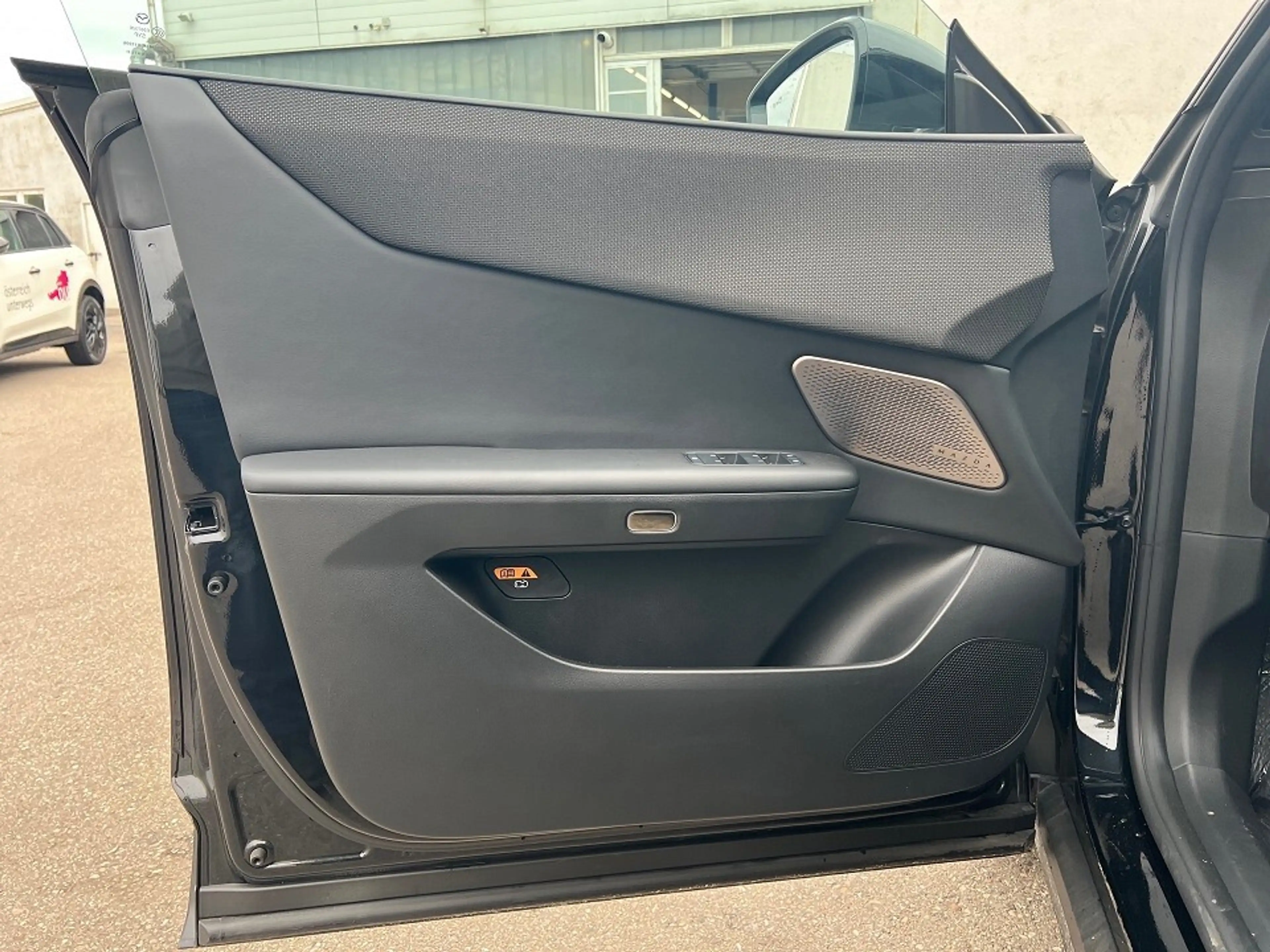 Mazda CX-6e Mazda CX-6e 78kWh Takumi — photo 12