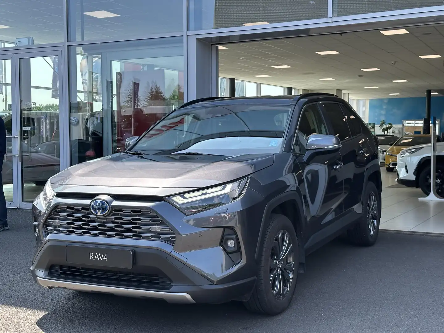 Toyota RAV 4 2.5 Hybrid AWD Executive Blind Spot | 18 inch | Zw Grijs - 2