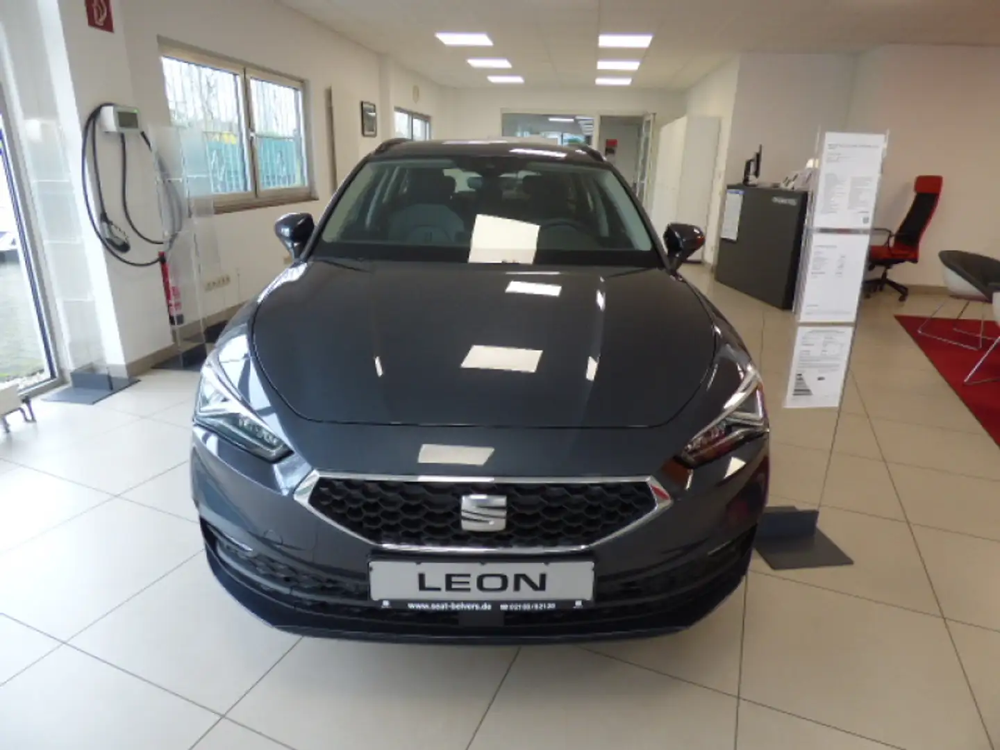 SEAT Leon Leon Sportstourer Style 2,0 TDI Navi AHK Grijs - 1