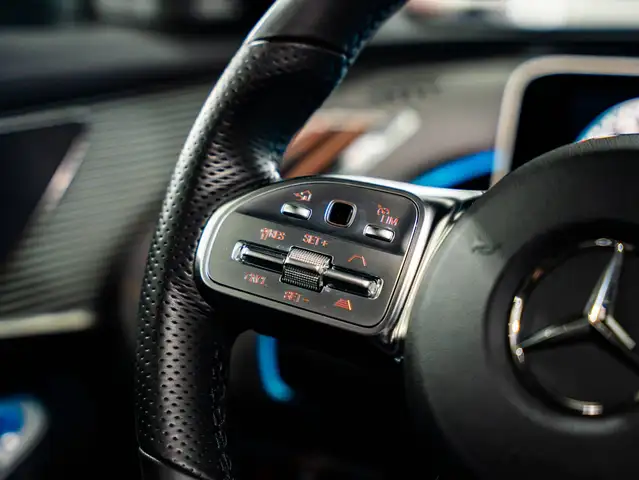 Mercedes-Benz EQC view 13