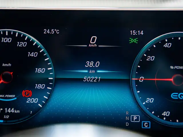 Mercedes-Benz EQC view 20
