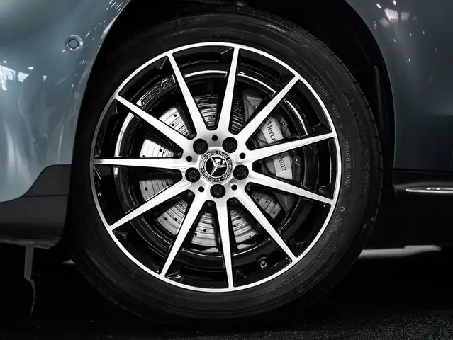 Mercedes-Benz EQC view 8