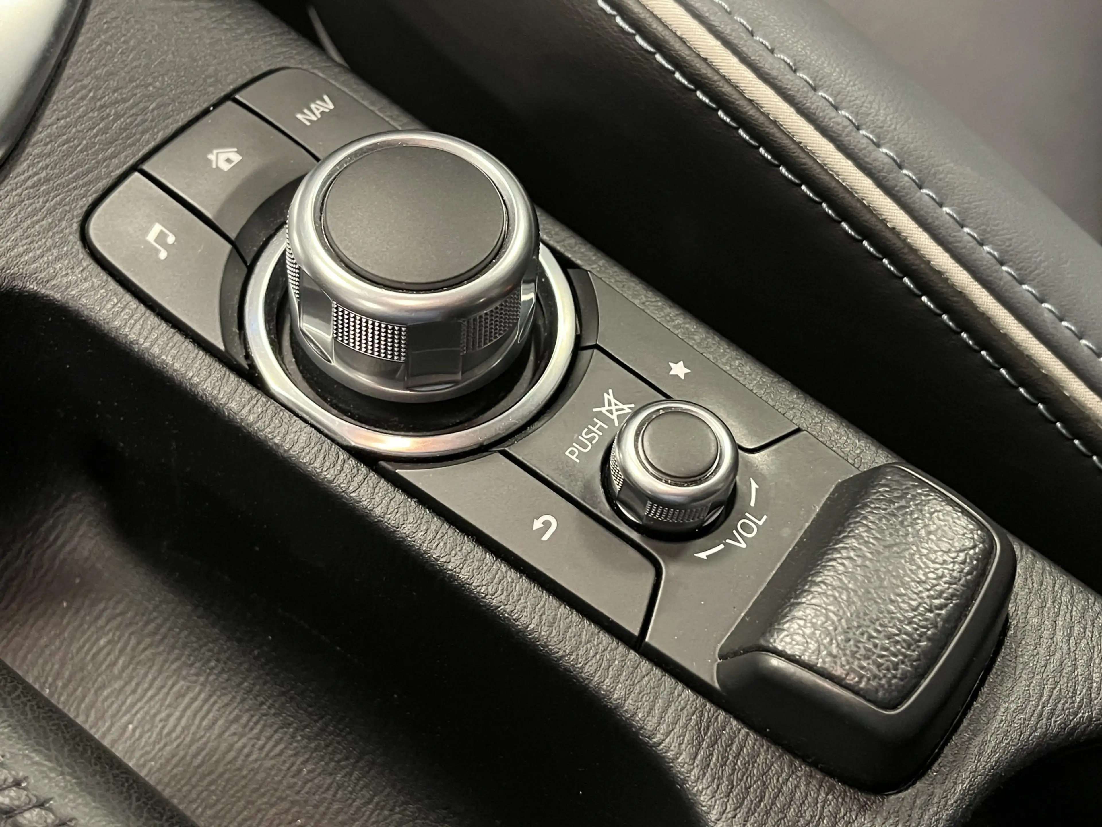 Mazda 2 1.5i SkyActiv-G Signature 90PK Leder Navi DAB+ App — photo 43