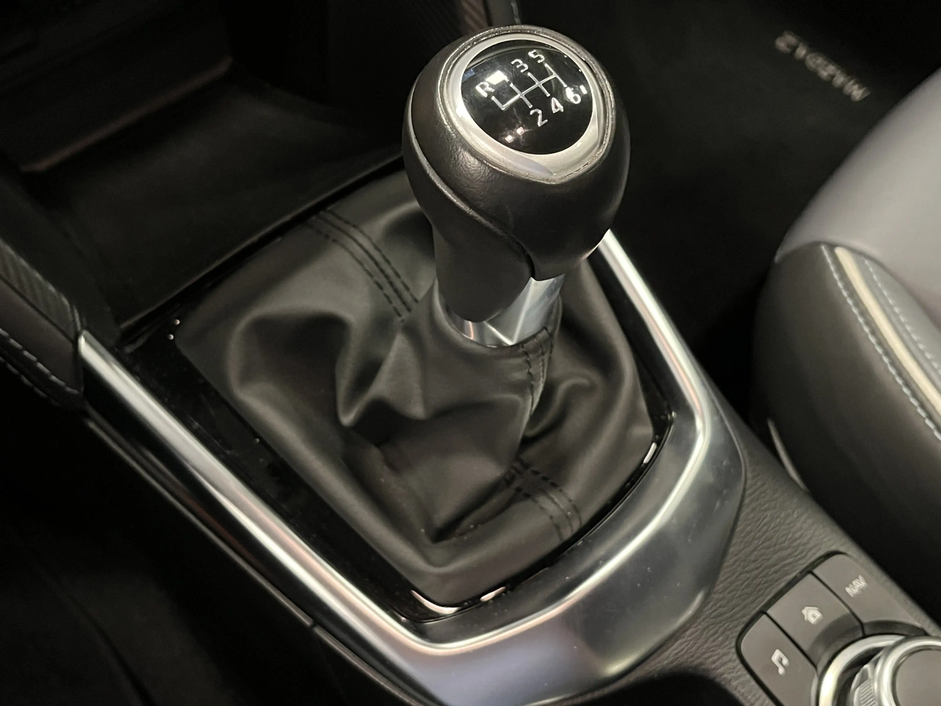 Mazda 2 1.5i SkyActiv-G Signature 90PK Leder Navi DAB+ App — photo 42