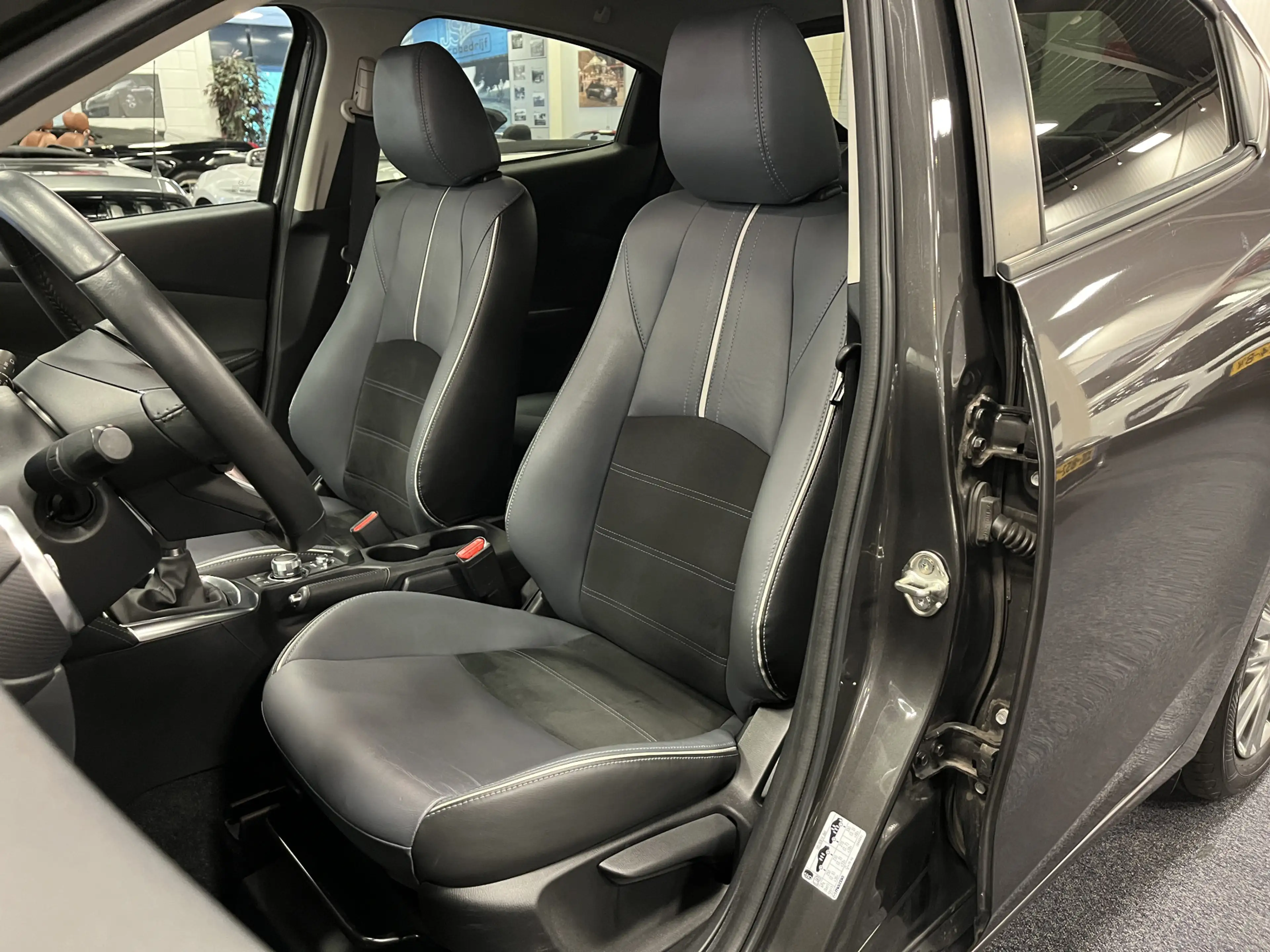 Mazda 2 1.5i SkyActiv-G Signature 90PK Leder Navi DAB+ App — photo 17