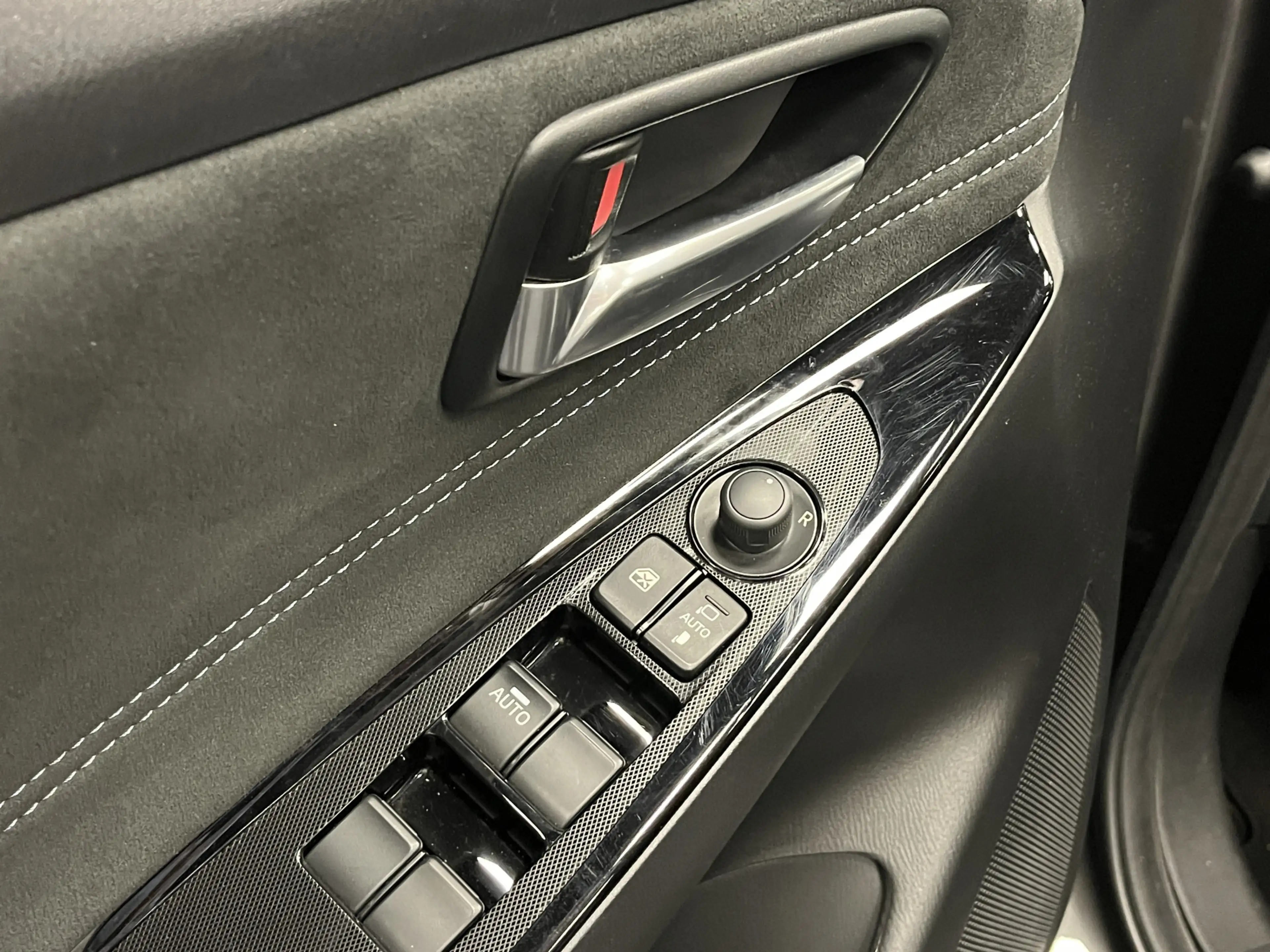 Mazda 2 1.5i SkyActiv-G Signature 90PK Leder Navi DAB+ App — photo 39