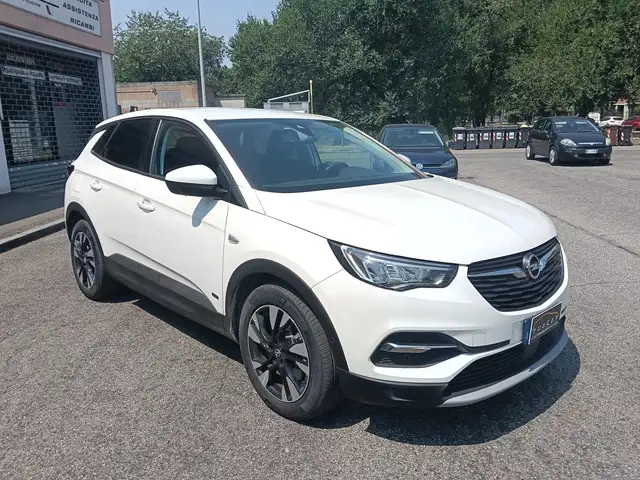 Opel Grandland view 3