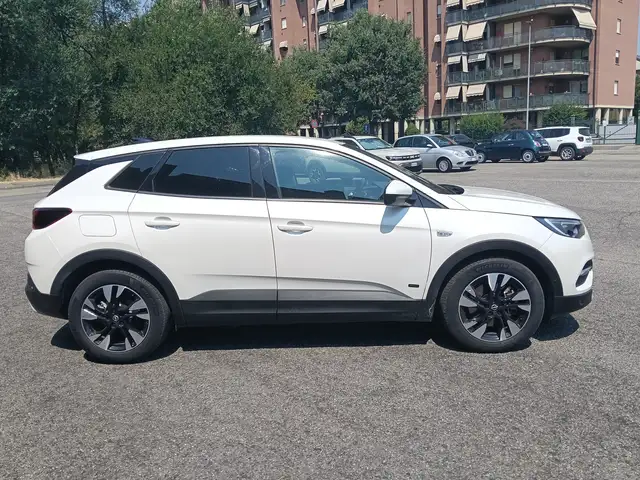 Opel Grandland view 4