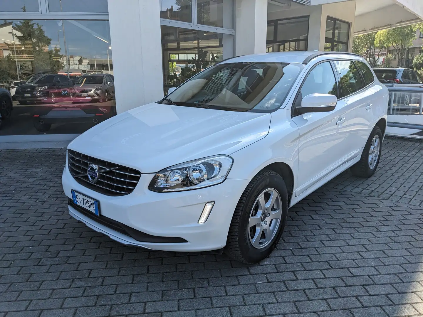 Volvo XC60 XC60 2.4 d4 Kinetic awd 181cv Geartronic Wit - 1