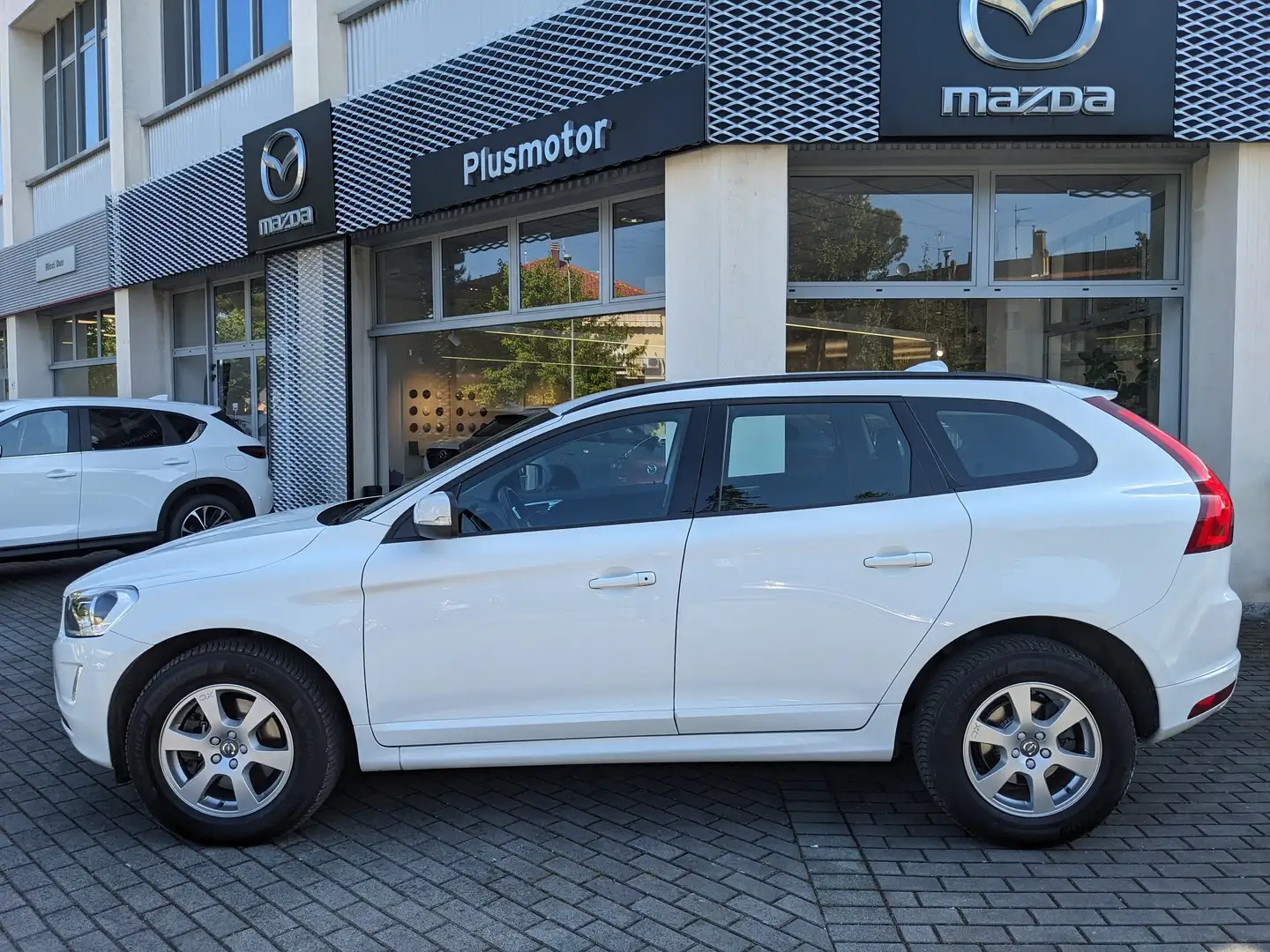 Volvo XC60 XC60 2.4 d4 Kinetic awd 181cv Geartronic Wit - 2