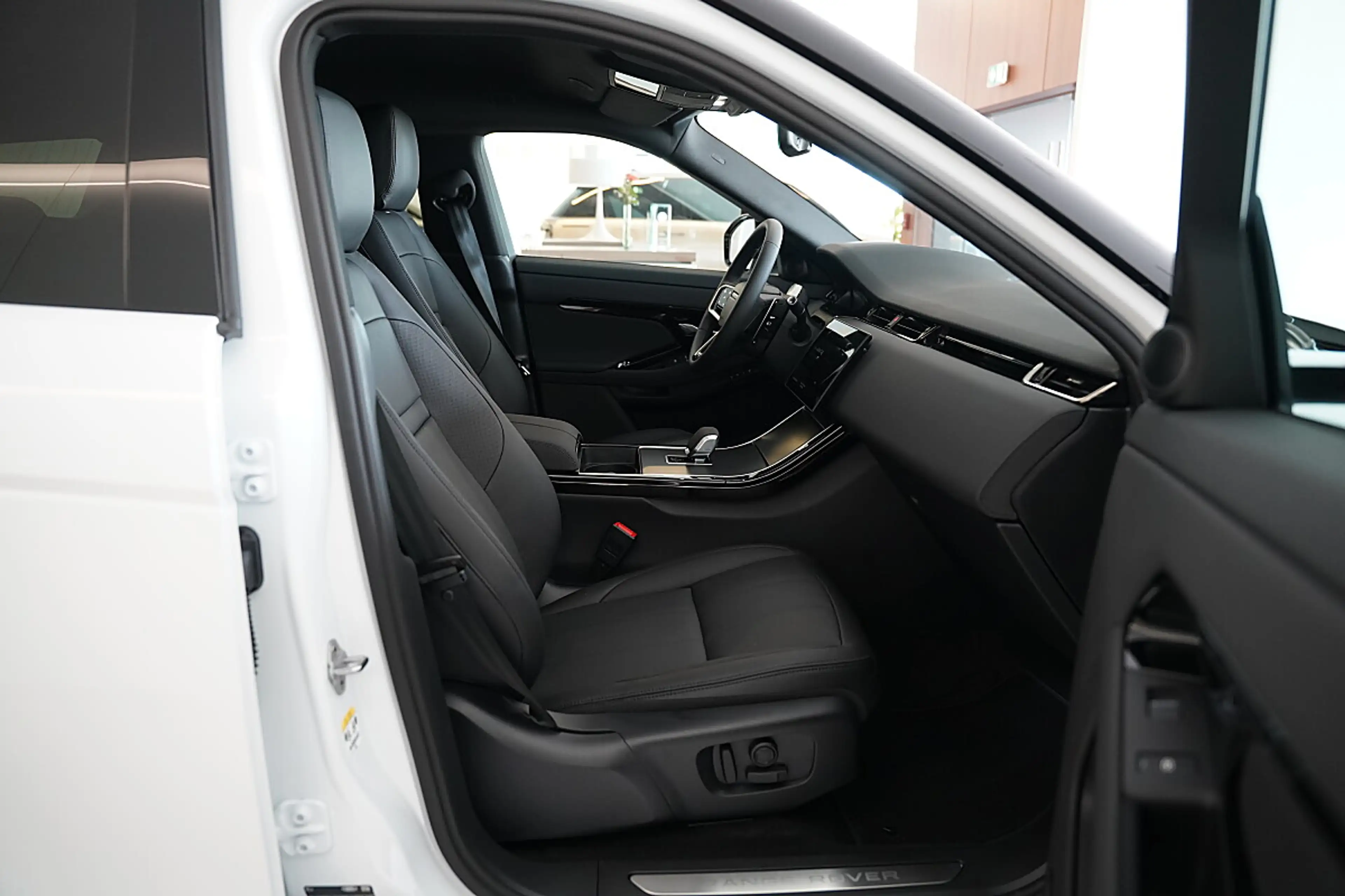 Land Rover Range Rover Evoque S P270e — photo 4