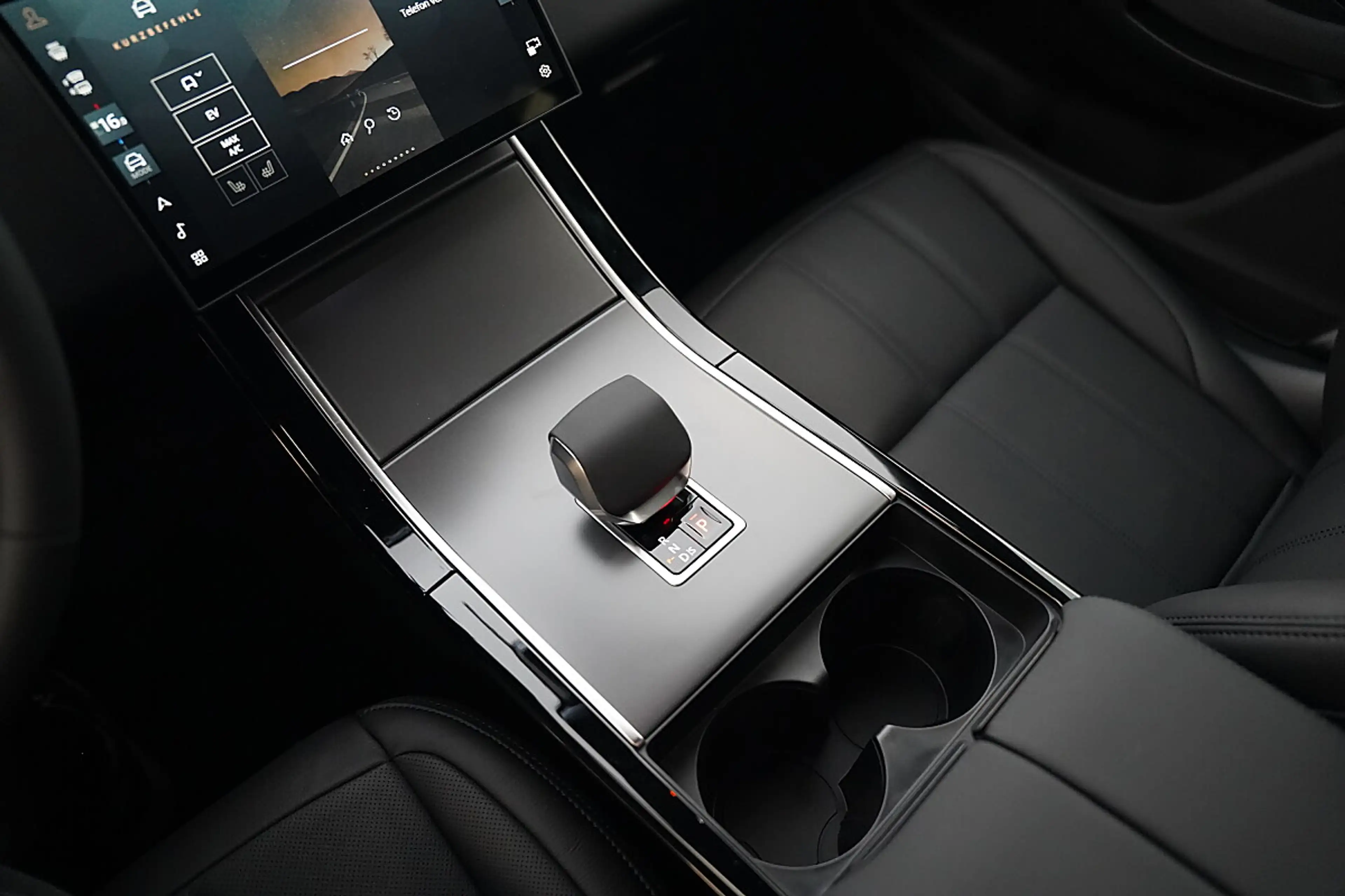 Land Rover Range Rover Evoque S P270e — photo 11