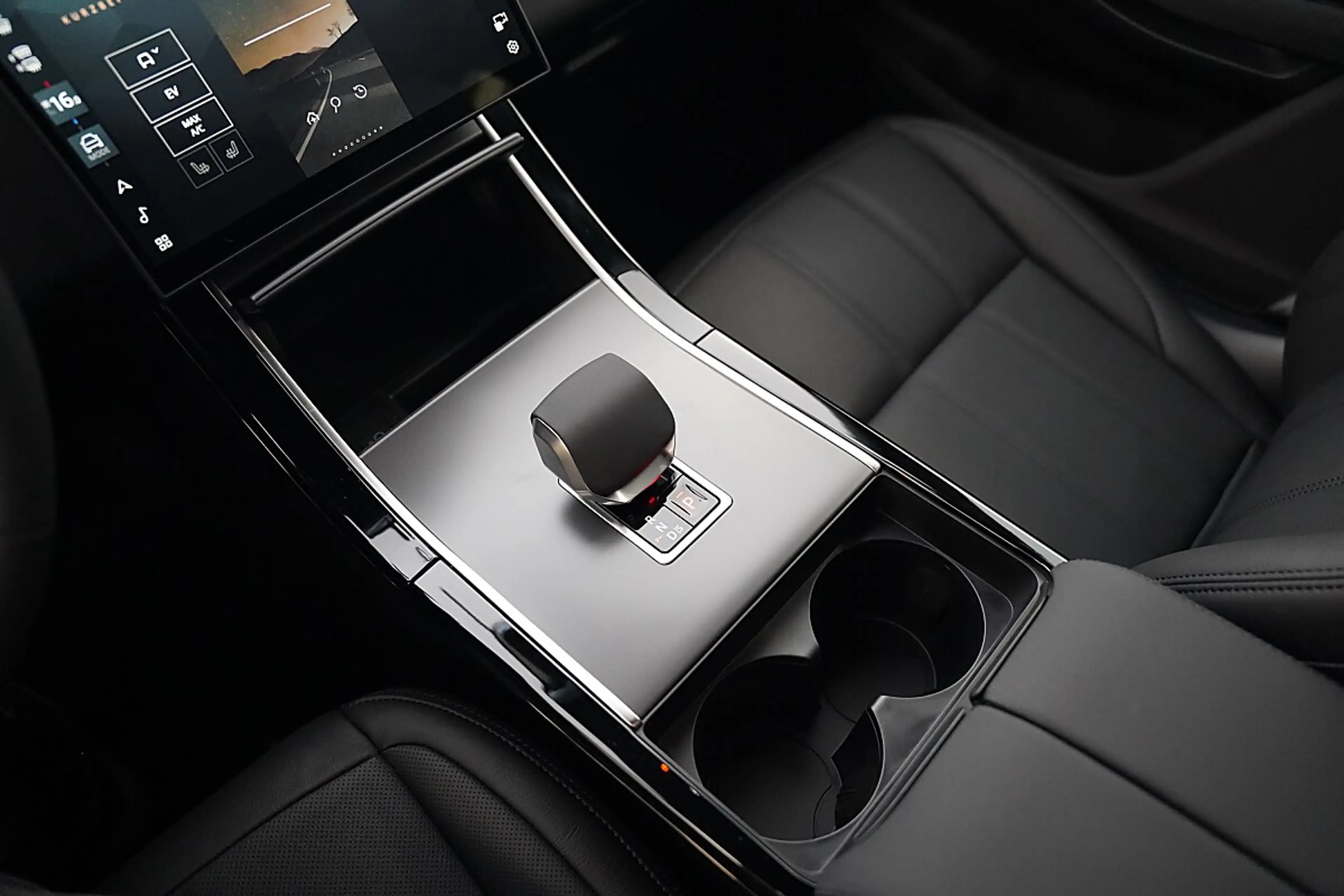 Land Rover Range Rover Evoque S P270e — photo 12