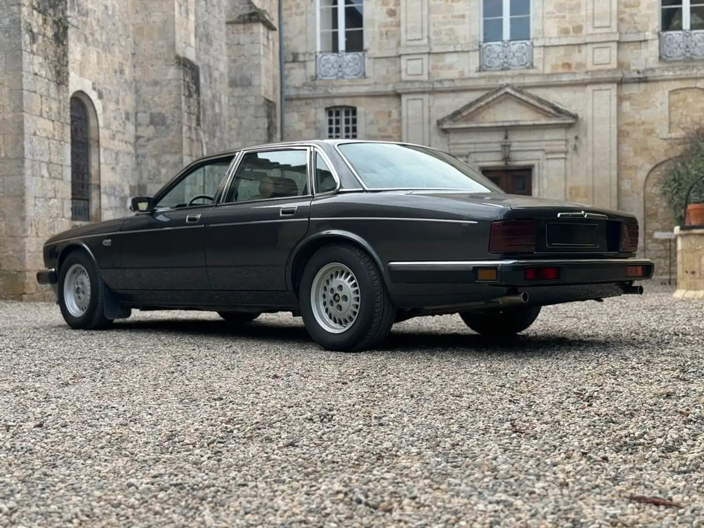 Jaguar XJ40 SOVEREIGN 3.6 212 Ch BVA Šedá - 1