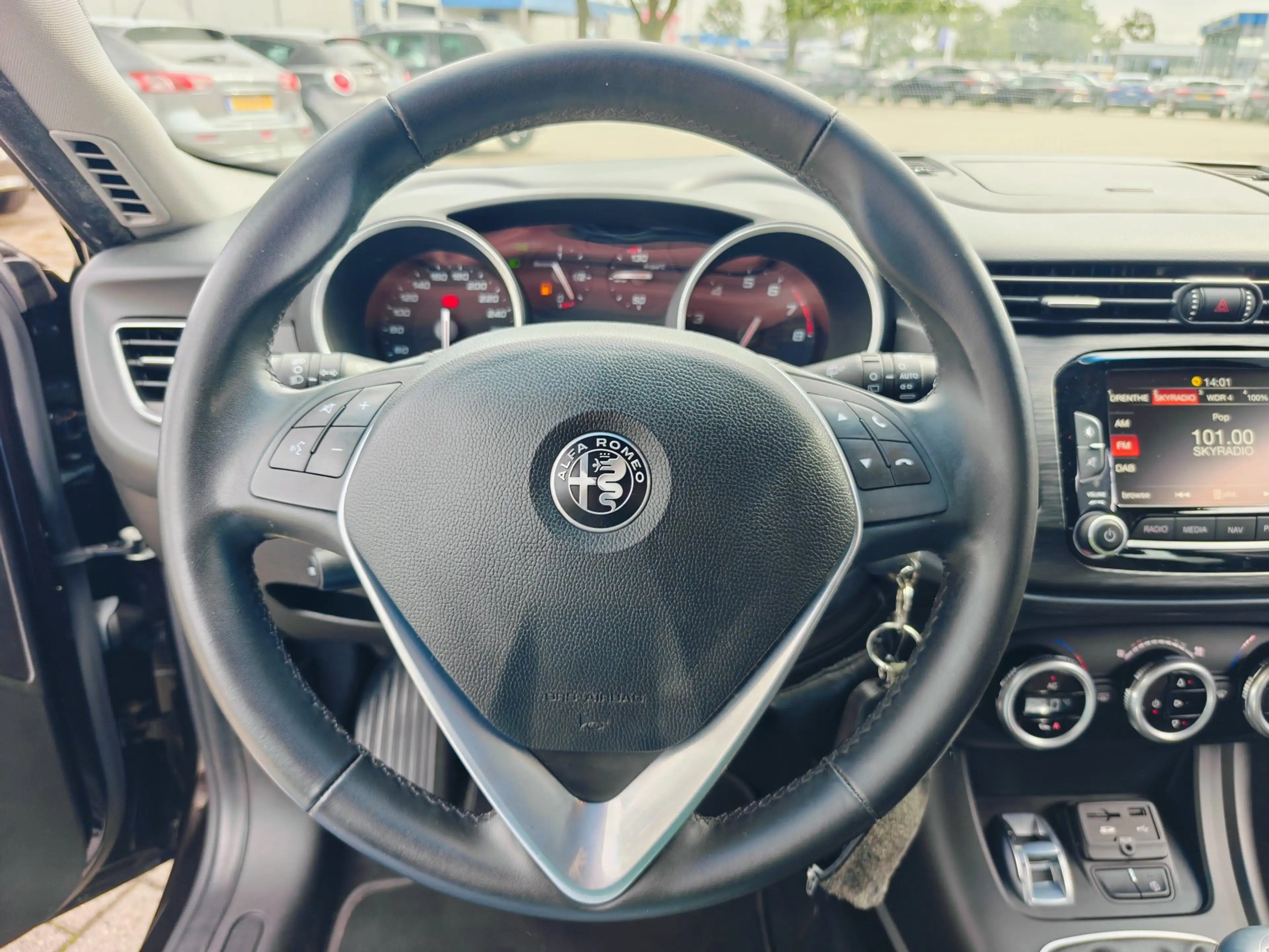 Alfa Romeo Giulietta 1.4 Turbo — photo 9