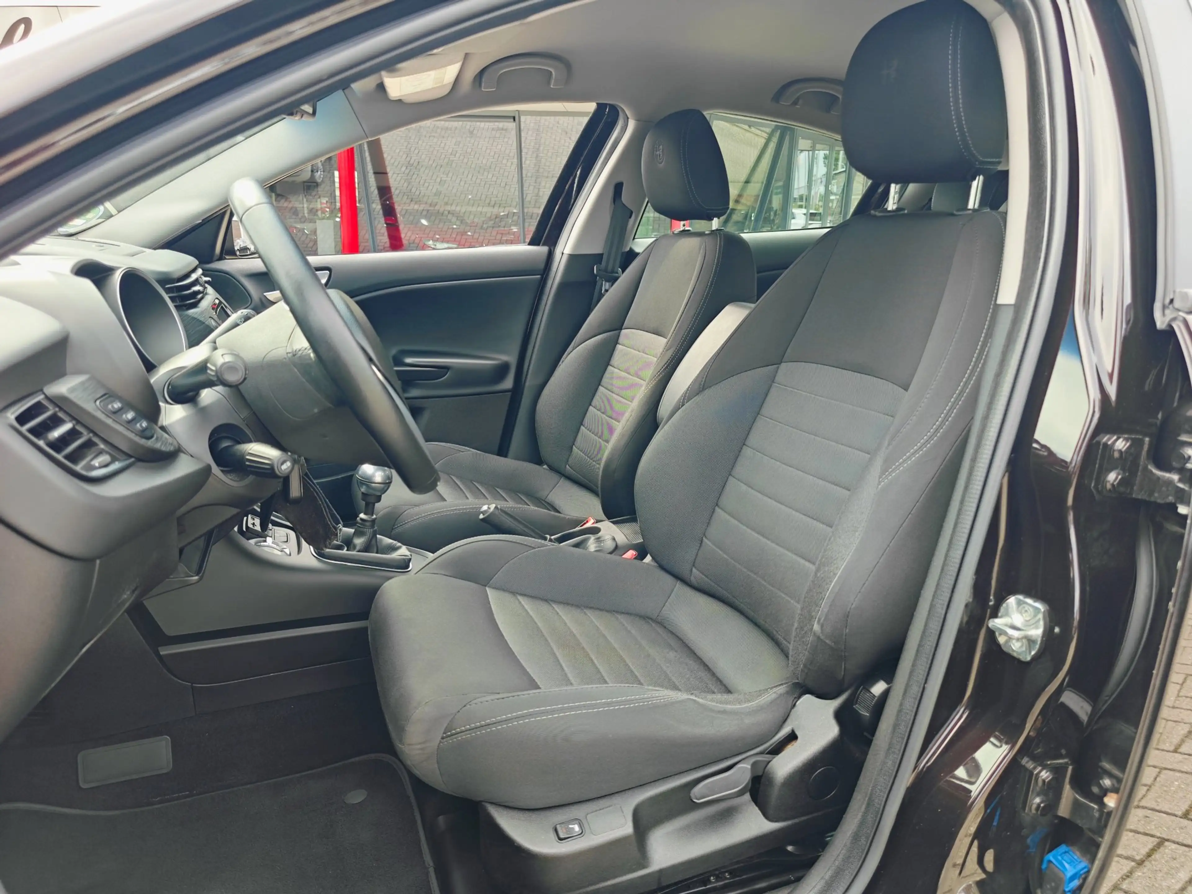 Alfa Romeo Giulietta 1.4 Turbo — photo 11
