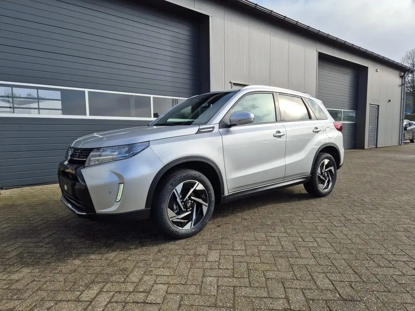 Suzuki Vitara 1.4 Boosterjet 129PS Hybrid Comfort+ Teilleder ... Silber - 1