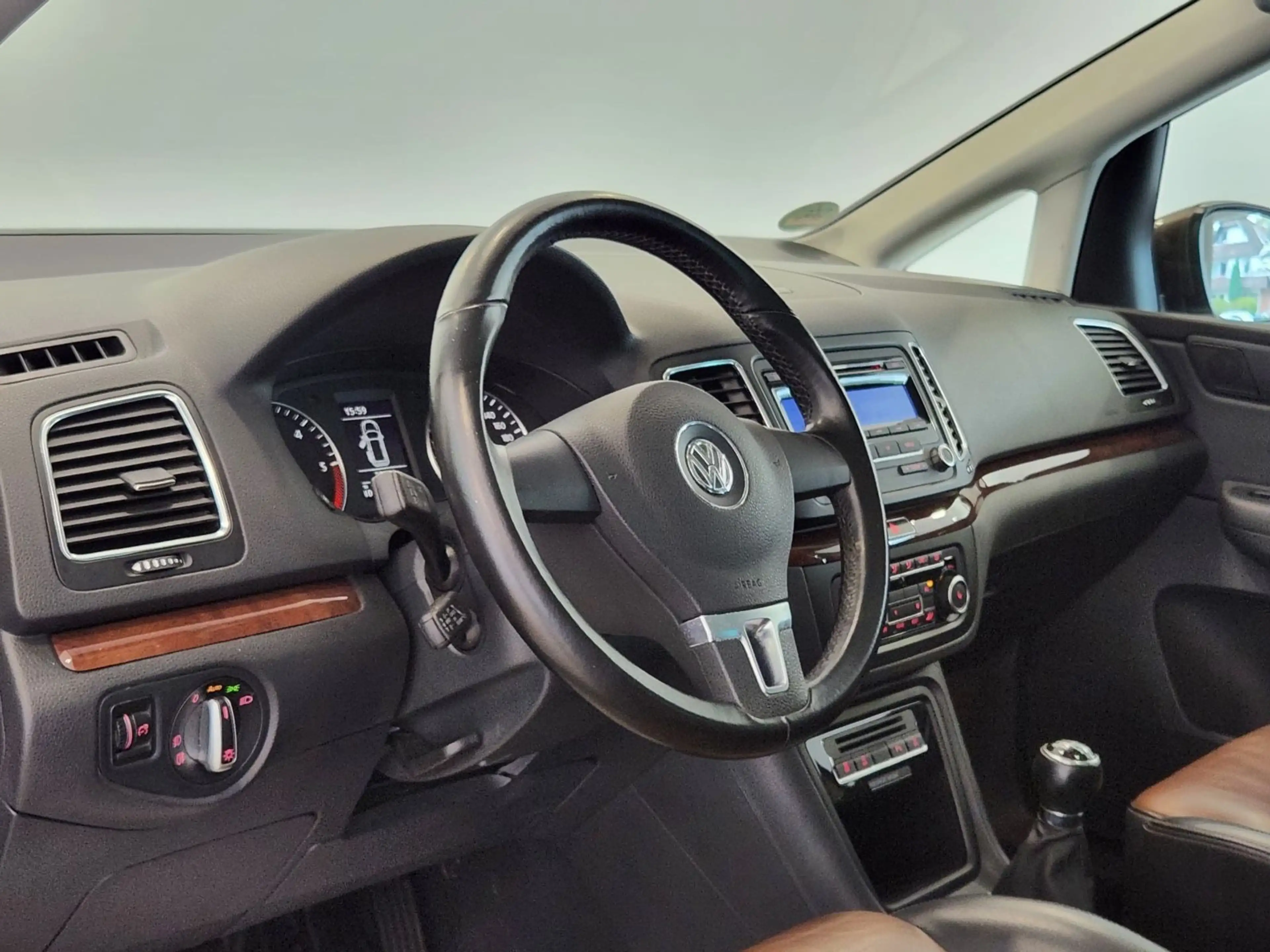 Volkswagen Sharan 2.0 TDI Highline BMT 7-Sitze|PANO|AHK|XEN — photo 6