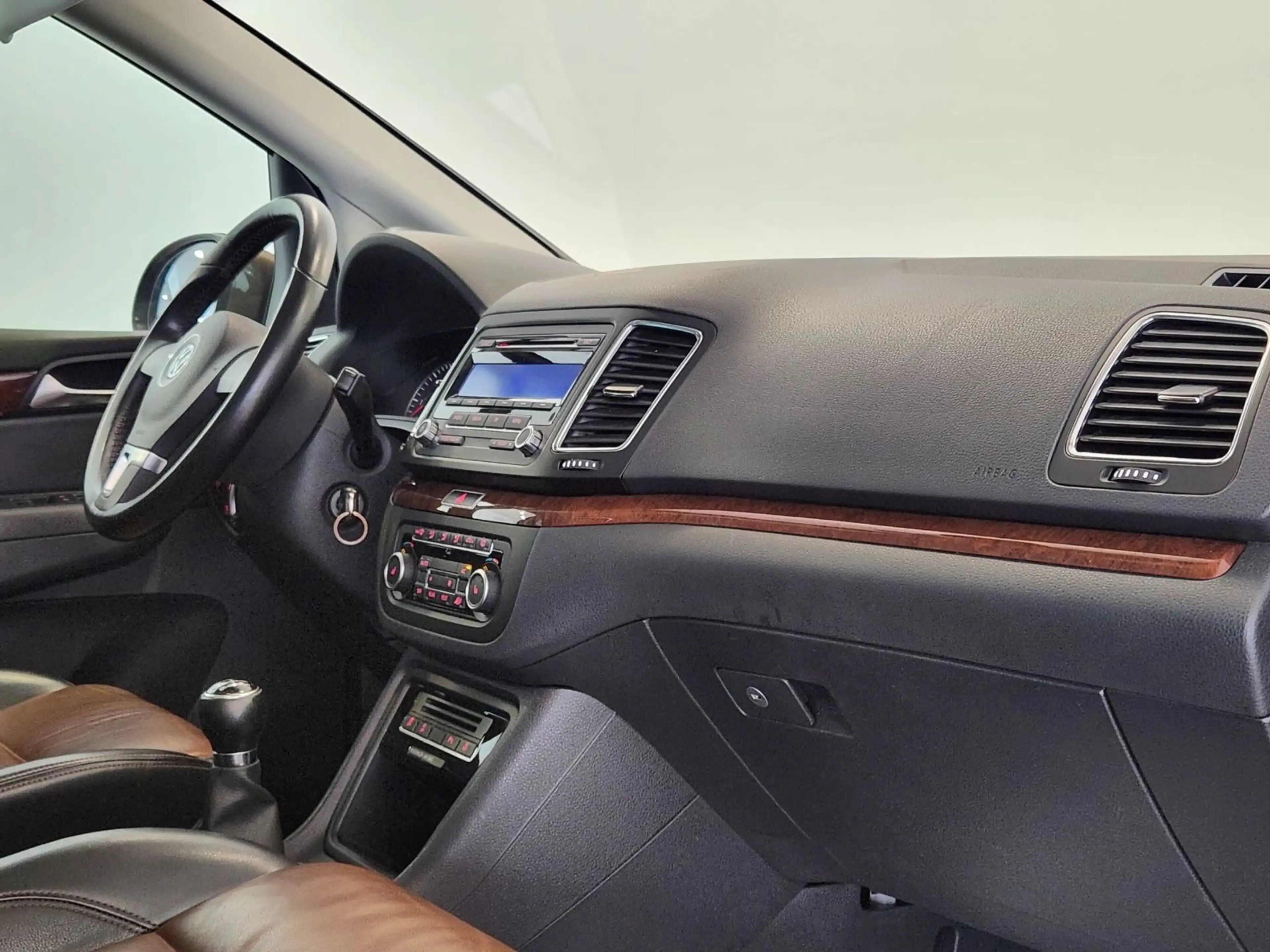 Volkswagen Sharan 2.0 TDI Highline BMT 7-Sitze|PANO|AHK|XEN — photo 9
