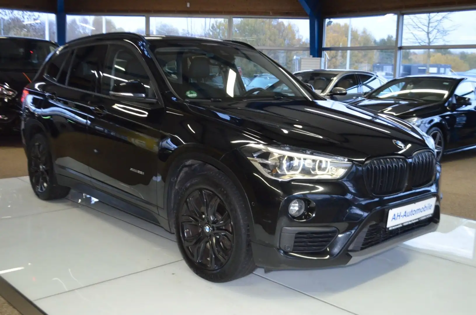 BMW X1 xDrive 25 i Advantage AUTOMATIK / XENON / NAV Schwarz - 2