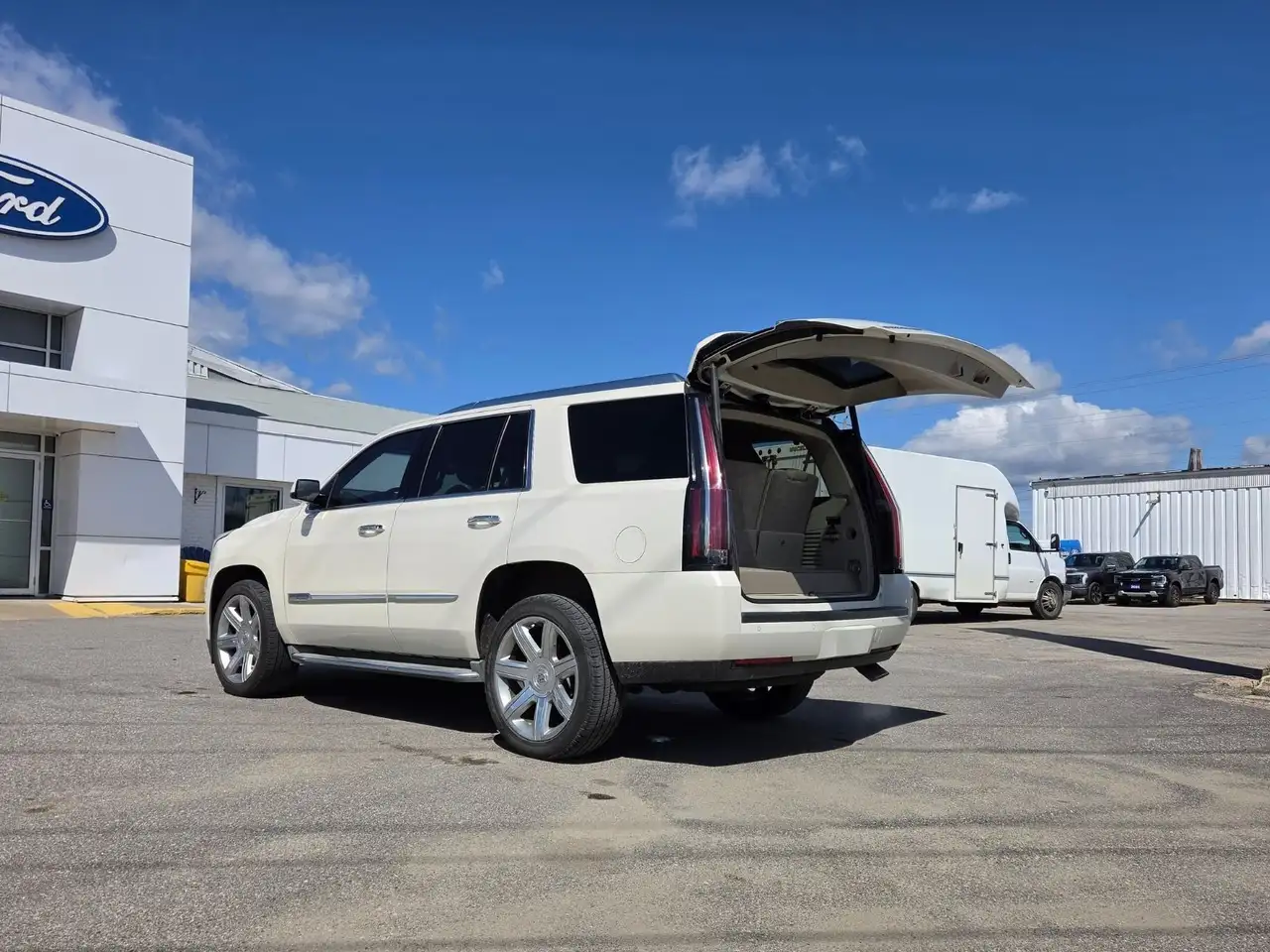 Cadillac Escalade снимка Cadillac Escalade