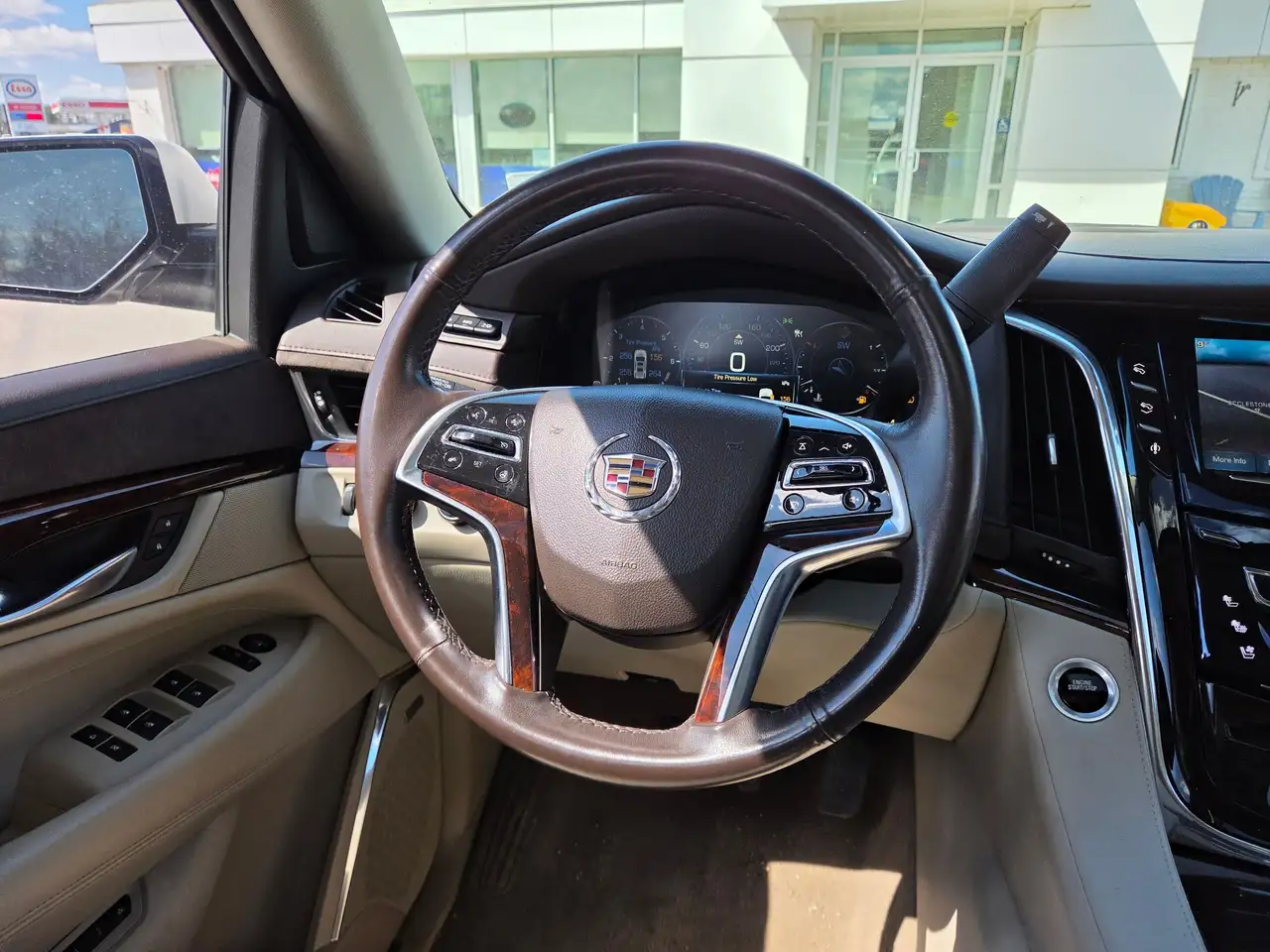 Cadillac Escalade снимка Cadillac Escalade