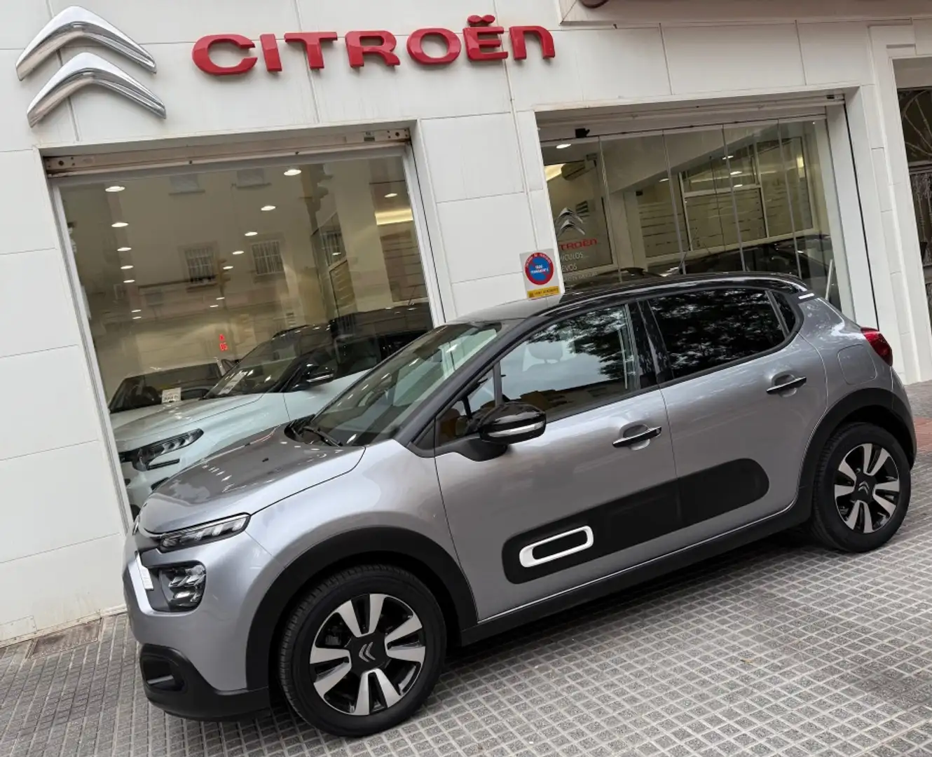 Citroen C3 1.2 PureTech S&S Shine 83 Grijs - 2