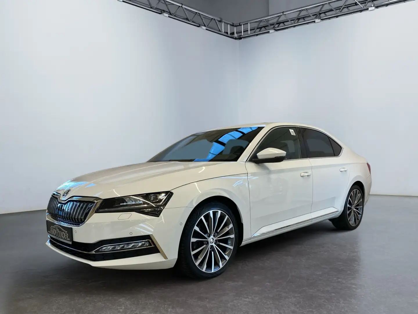 Skoda Superb L&K iV 1.4 TSI DSG 360° 4xSHZ Navi Klima Белый - 2