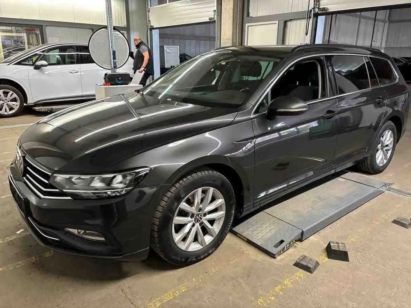 Volkswagen Passat Variant 2.0 TDI DSG BUSINESS +AHK +LED +ACC +NAVI +SHZ +A Grau - 2
