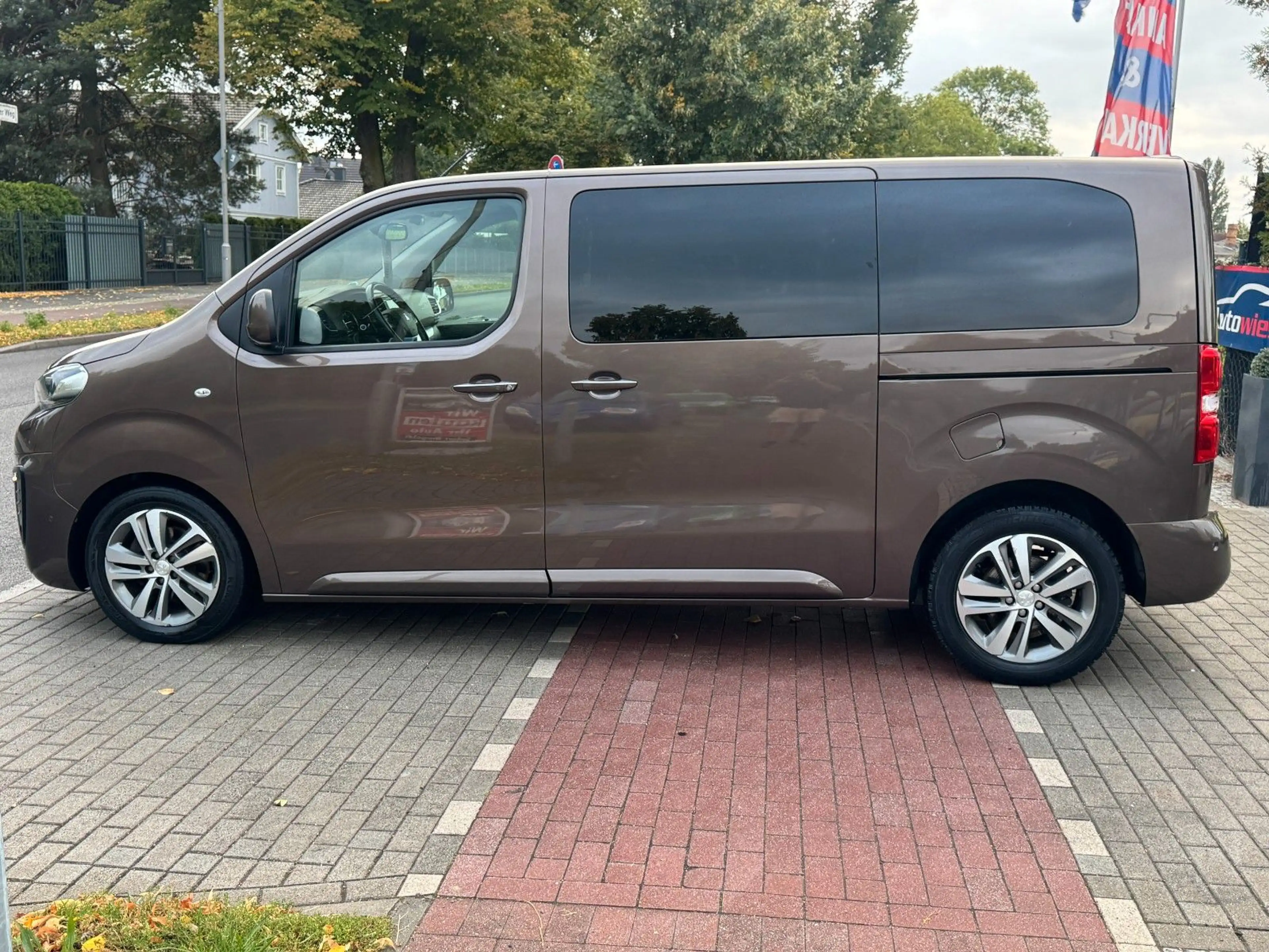 Peugeot Traveller Expert Traveller*Aut*8Sitze*Nav*Webasto*AHK*ACC — photo 8