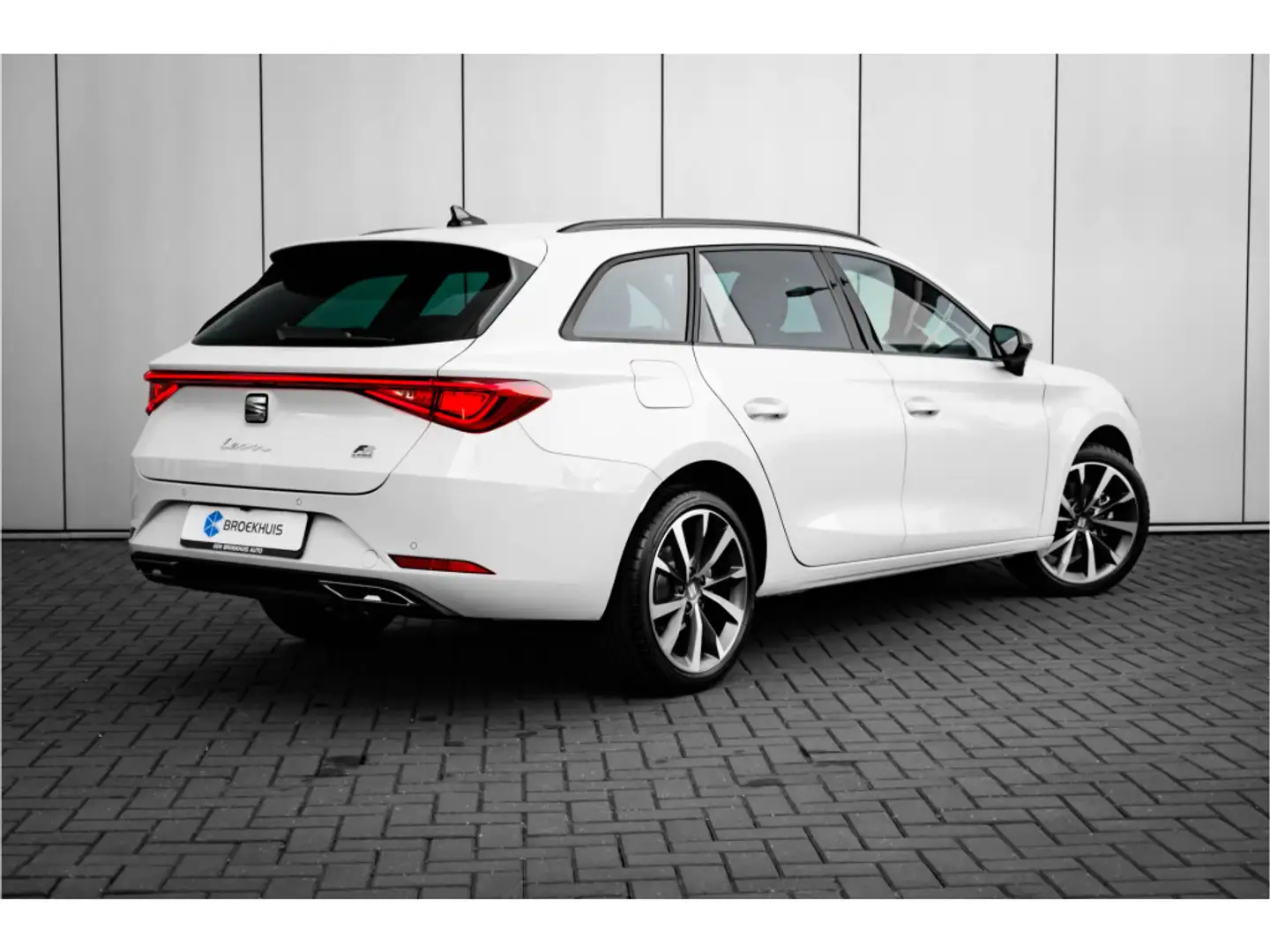 SEAT Leon Sportstourer FR PHEV First Edition | Achteruitrijc Wit - 2