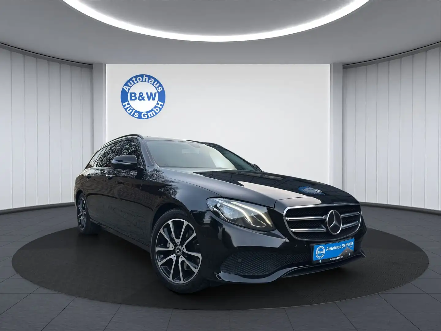 Mercedes-Benz E 220 d*LED*AHK*SHZ*KAMERA*ACC Schwarz - 1