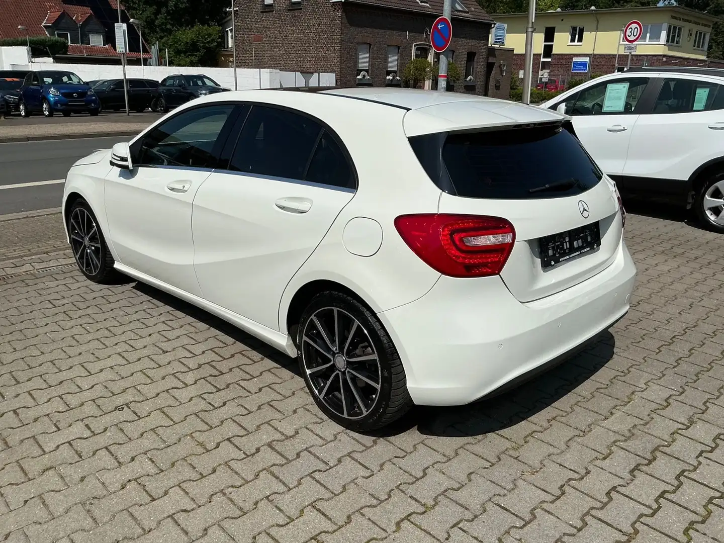 Mercedes-Benz A 180 Bi-Xenon Panorama Teilleder Shz. PDC Bianco - 2