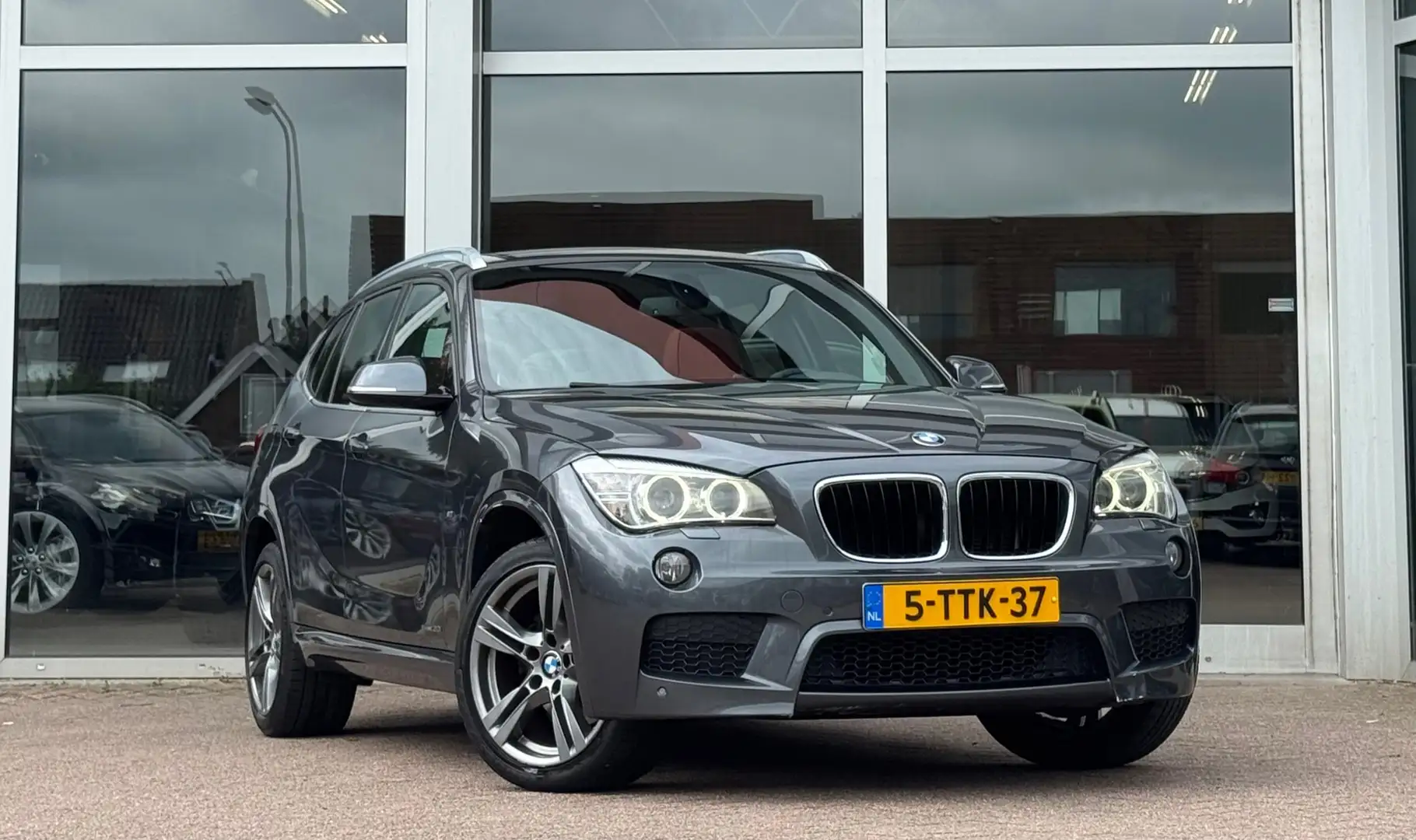 BMW X1 SDrive20i High Executive M-Sport Open/dak Trekhaak Grijs - 2