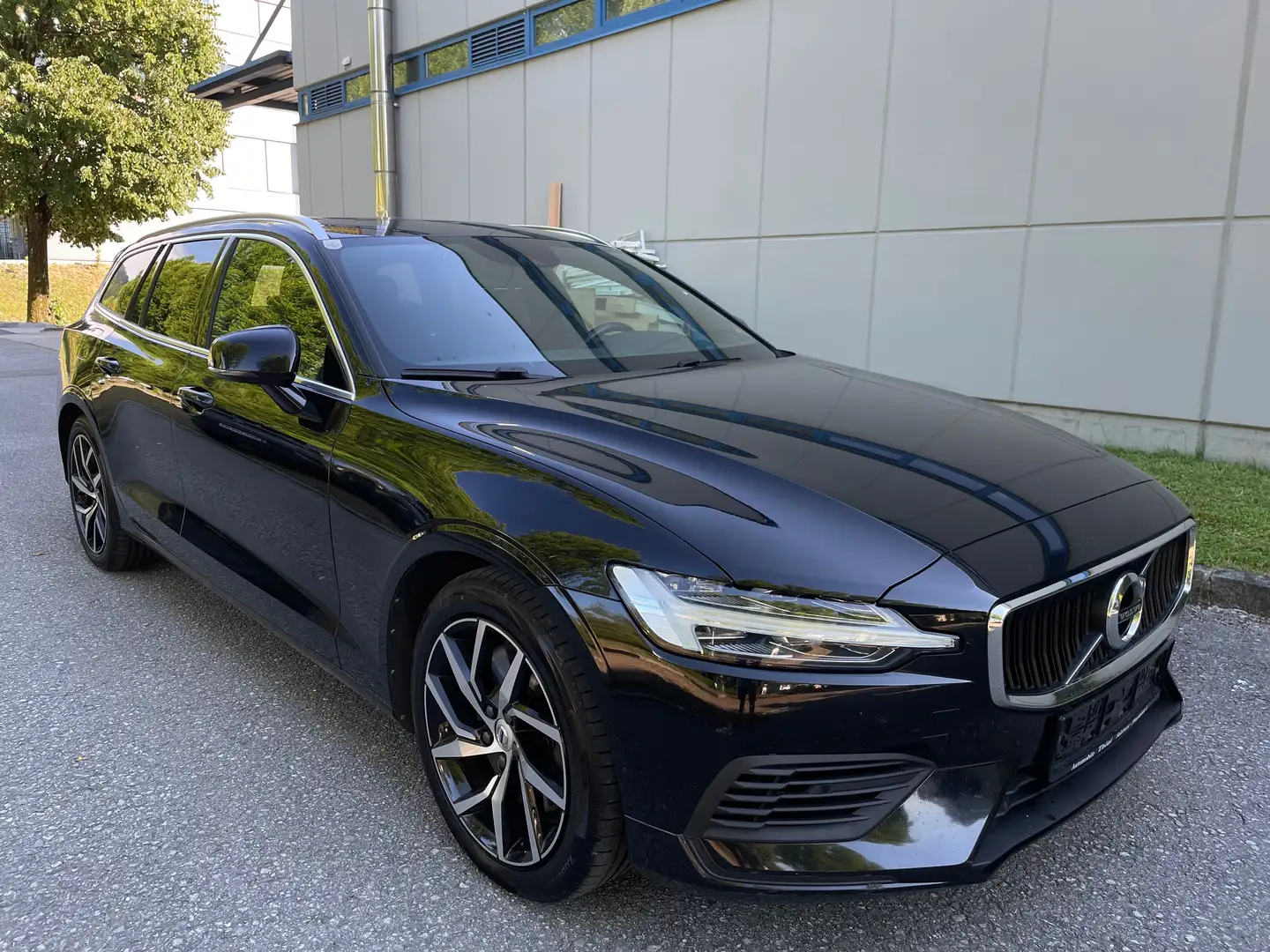 Volvo V60 T8 AWD Twin Engine PHEV Geartr.,ACC, AHK, Panorama Schwarz - 1