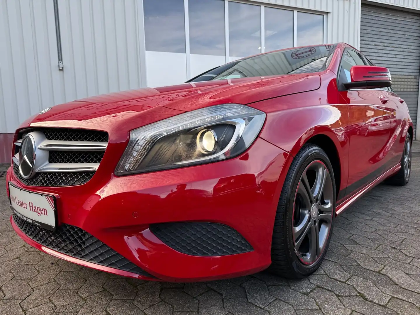 Mercedes-Benz A 180 90kW 122PS BlueEfficiency/LED/H&K/NAVI/KAM Rot - 1