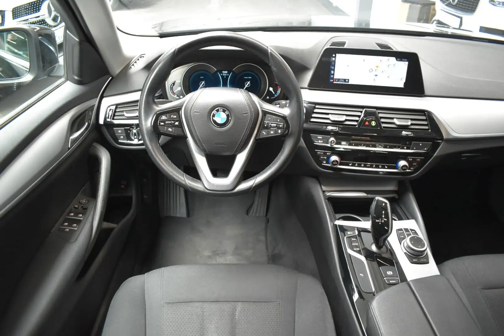 BMW 520 d Touring xDrive*ACC*LED*SHZ*ASSIST*KAMERA* Black - 2