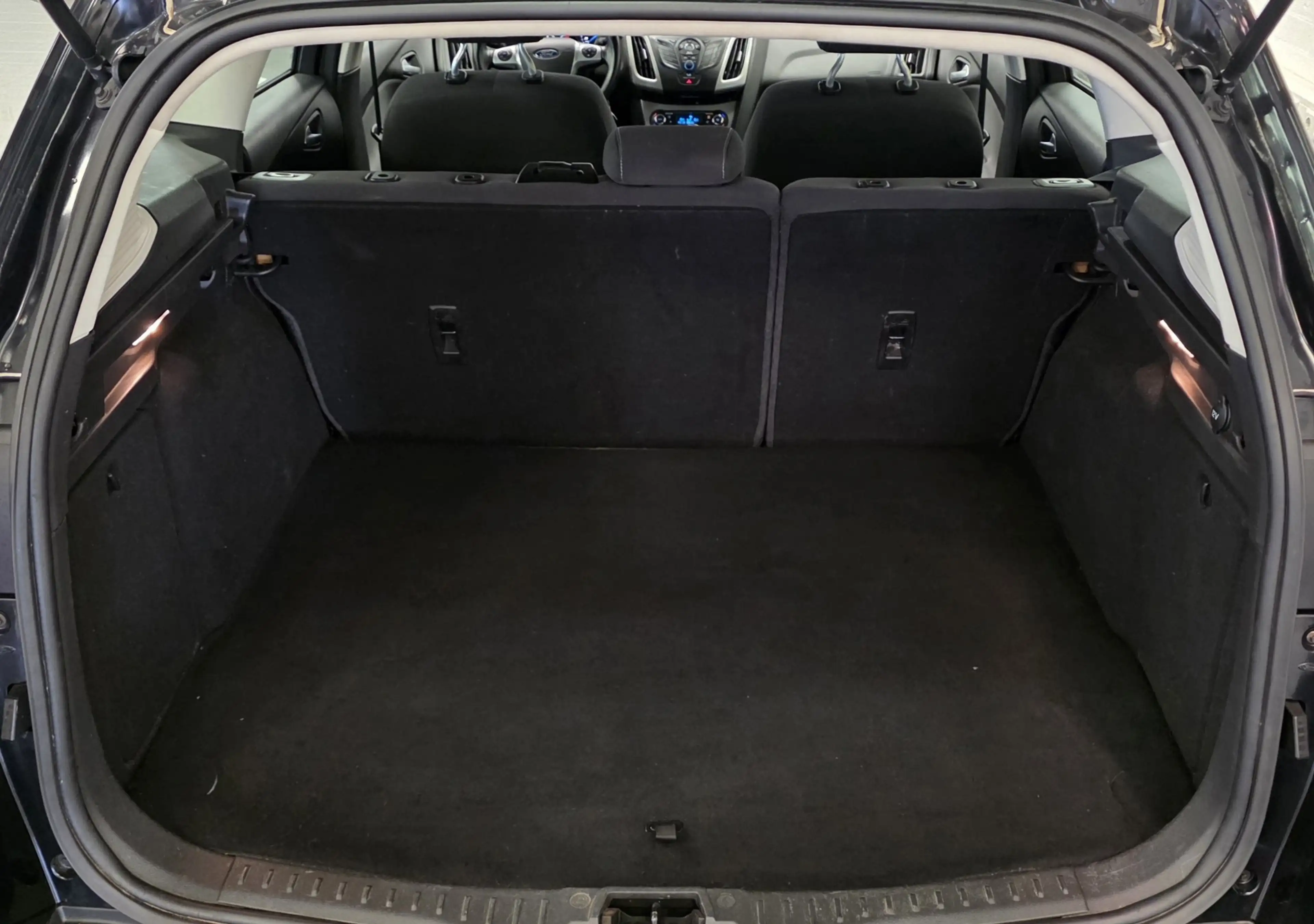 Ford Focus Wagon 1.0 EcoBoost Edition Trekhaak Goed onderhoud — photo 13