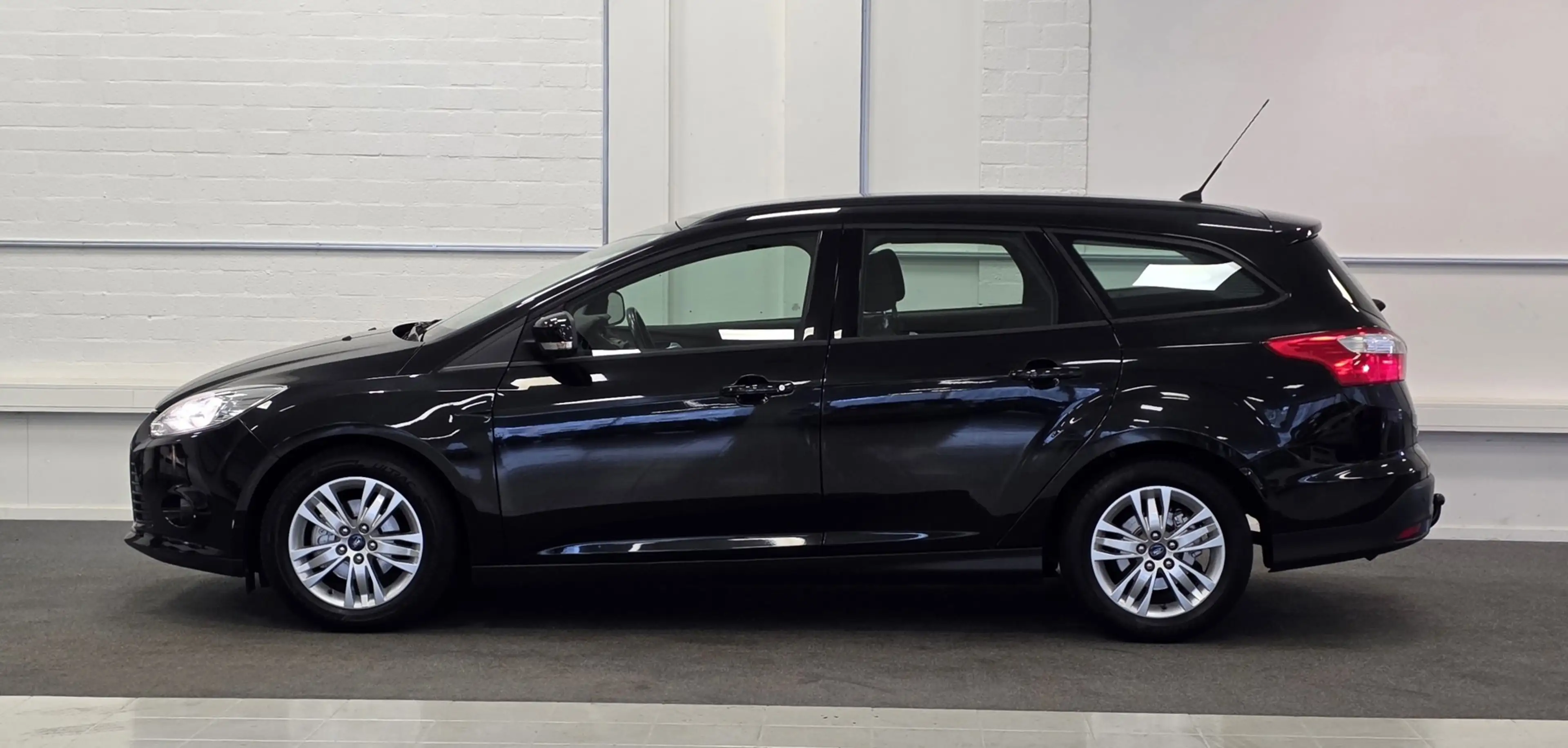 Ford Focus Wagon 1.0 EcoBoost Edition Trekhaak Goed onderhoud — photo 4