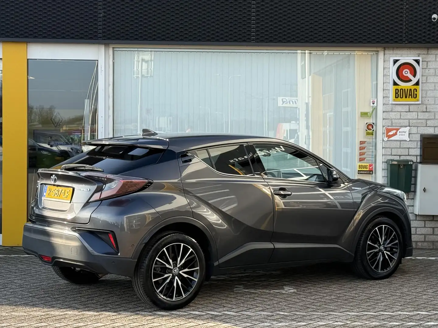 Toyota C-HR 1.8 Hybrid Executive | NAP | Navigatie | Achteruit Gris - 2