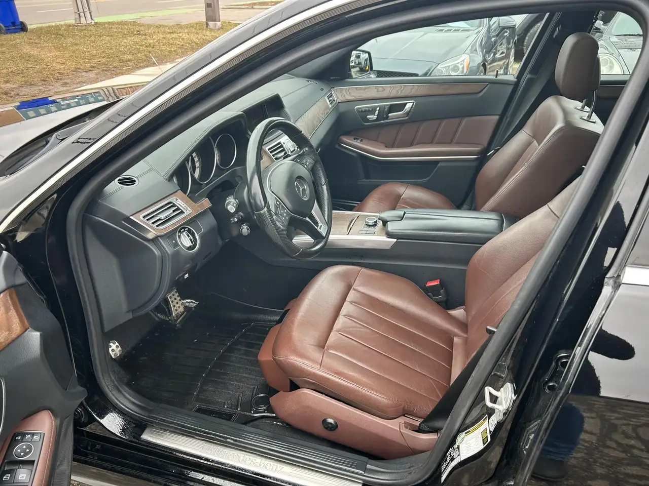 Mercedes-Benz E-Class снимка Mercedes-Benz E-Class