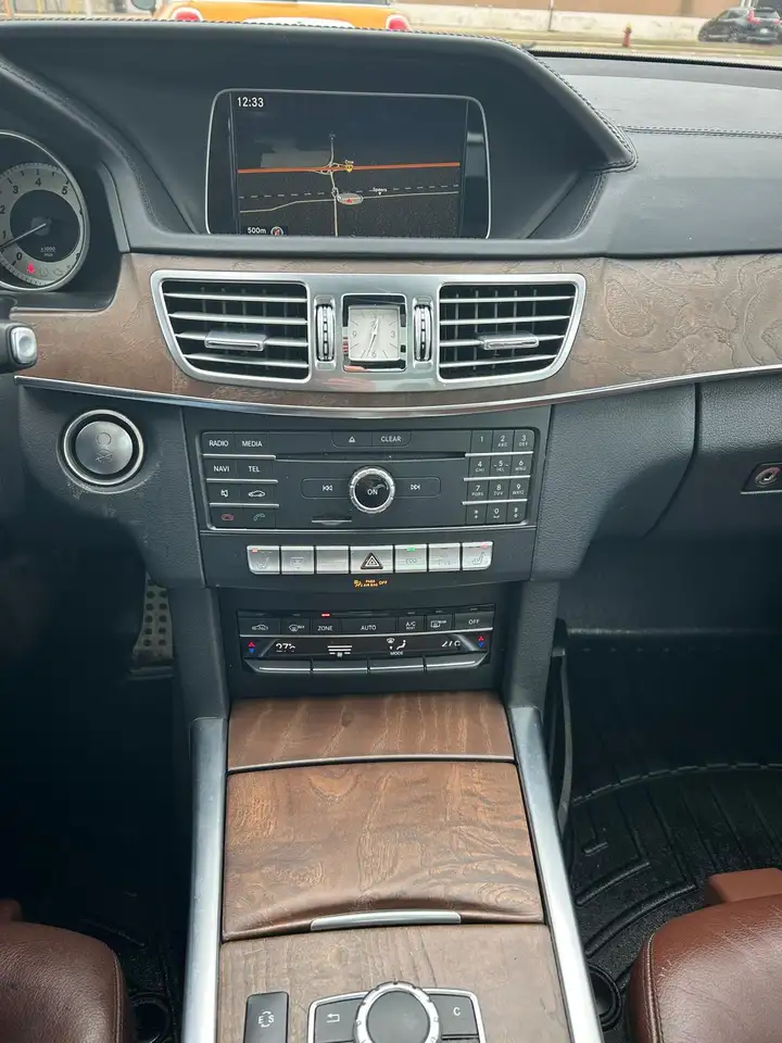 Mercedes-Benz E-Class снимка Mercedes-Benz E-Class