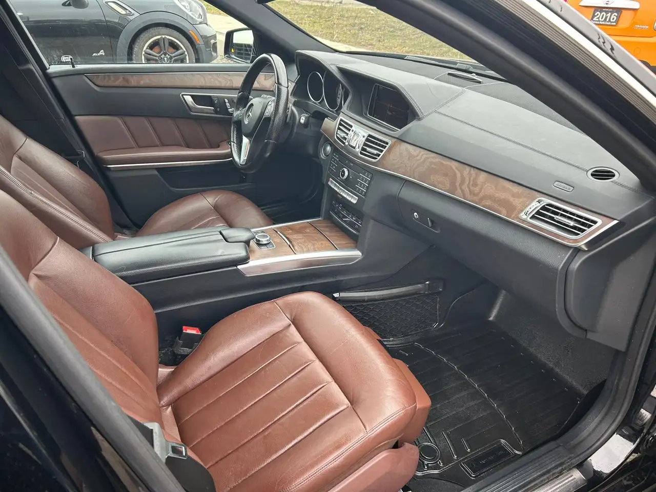 Mercedes-Benz E-Class снимка Mercedes-Benz E-Class